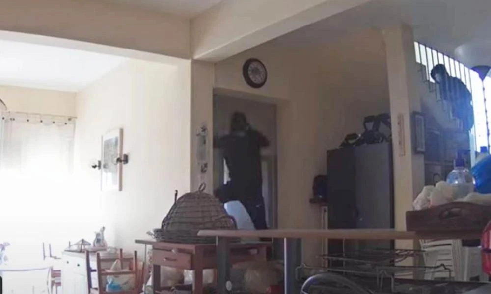 Αυτό λέγεται δικαιοσύνη! Δείτε βίντεο με τρομερή τούμπα του κλέφτη της σπείρας που ρήμαζε σπίτια στην Αττική